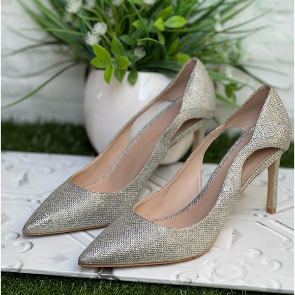 Stuart Weitzman Mariposa Metallic
Mesh Pump in Platino size 9 - Picture 4 of 11